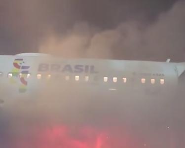 İçərisində sərnişinlərin olduğu təyyarə yanıb