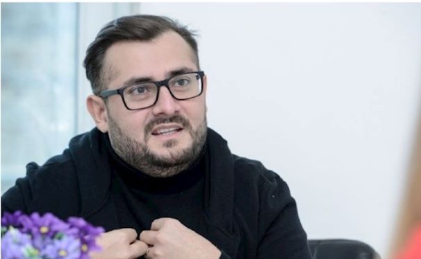 Bəstəkar-müğənni dostuna görə işdən qovulub