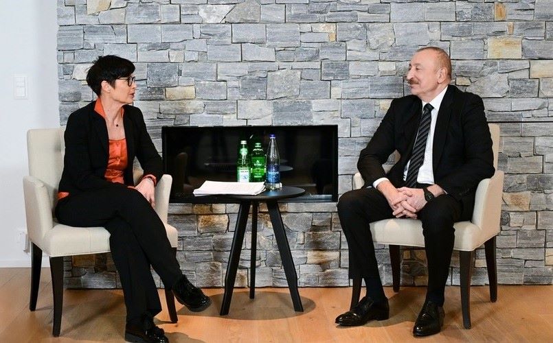 Prezident Davosda Avropa İttifaqının Genişlənmə üzrə komissarı ilə görüşüb