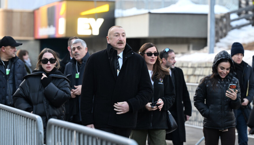 Prezident və ailə üzvləri Trampın iştirak etdiyi panel iclasa qatılıb