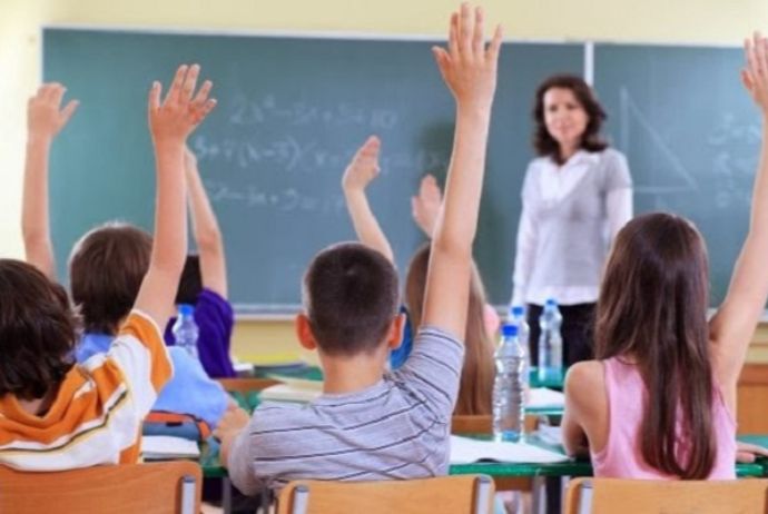 Məktəb direktorunun şagirdi vurması iddiası araşdırılır