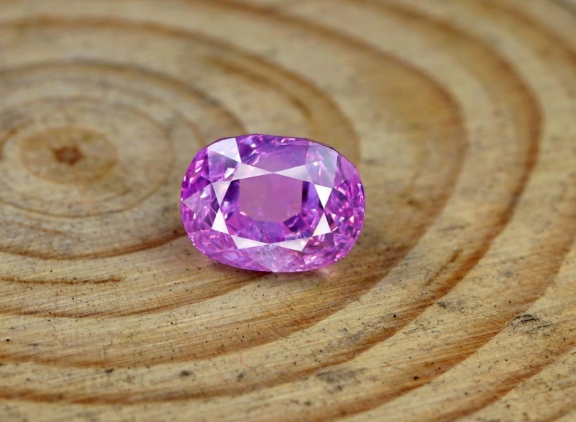 Dünyanın ən böyük bənövşəyi sapfiri təqdim edilib