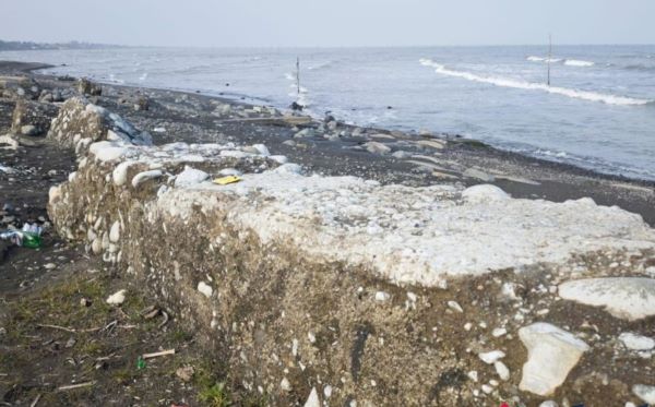 Xəzərin sahilində nəhəng beton bünövrələr üzə çıxıb