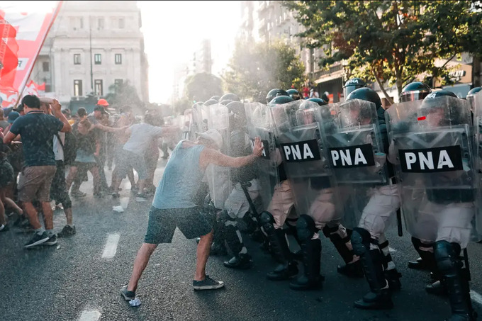 Argentinada minlərlə insan əmək islahatına etiraz edir