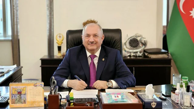 İcra başçısı keçmiş şirkət rəhbərini özünə sürücü götürüb