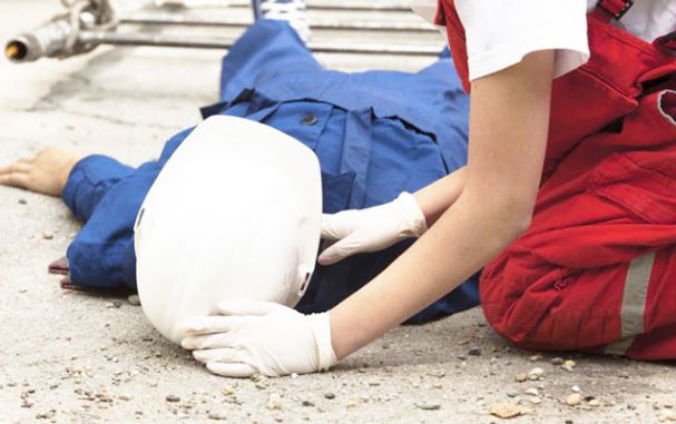 Çoxmərtəbəli binada işləyən usta yıxılıb ölüb