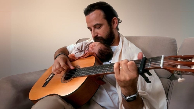 Musiqiçi oğluna 521 dildə mahnı yazıb