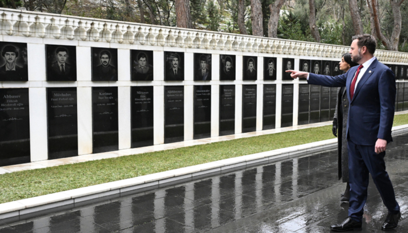 Vens və həyat yoldaşı Şəhidlər xiyabanını ziyarət ediblər