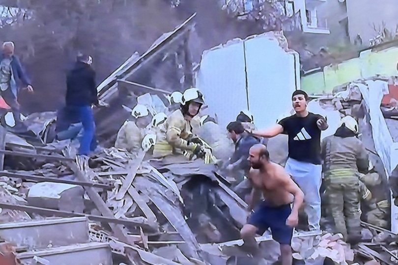 İstanbulda iki yaşayış binası uçub